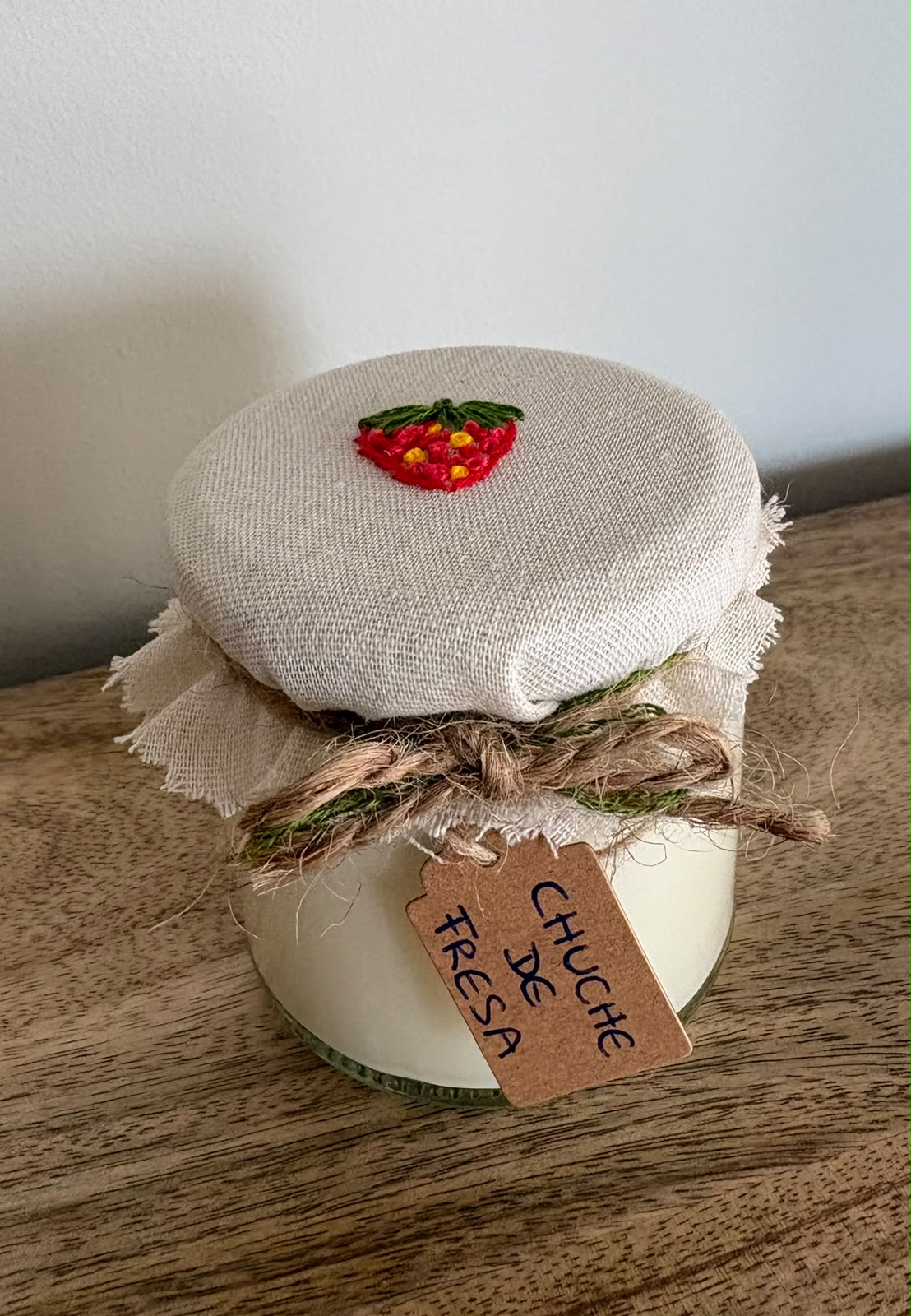 Vela Chuche de Fresa, con bordado de fresa a mano