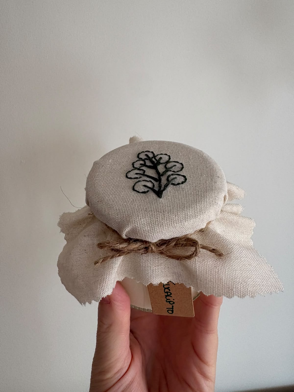 Vela Eucalipto, con bordado de hoja de eucalipto a mano