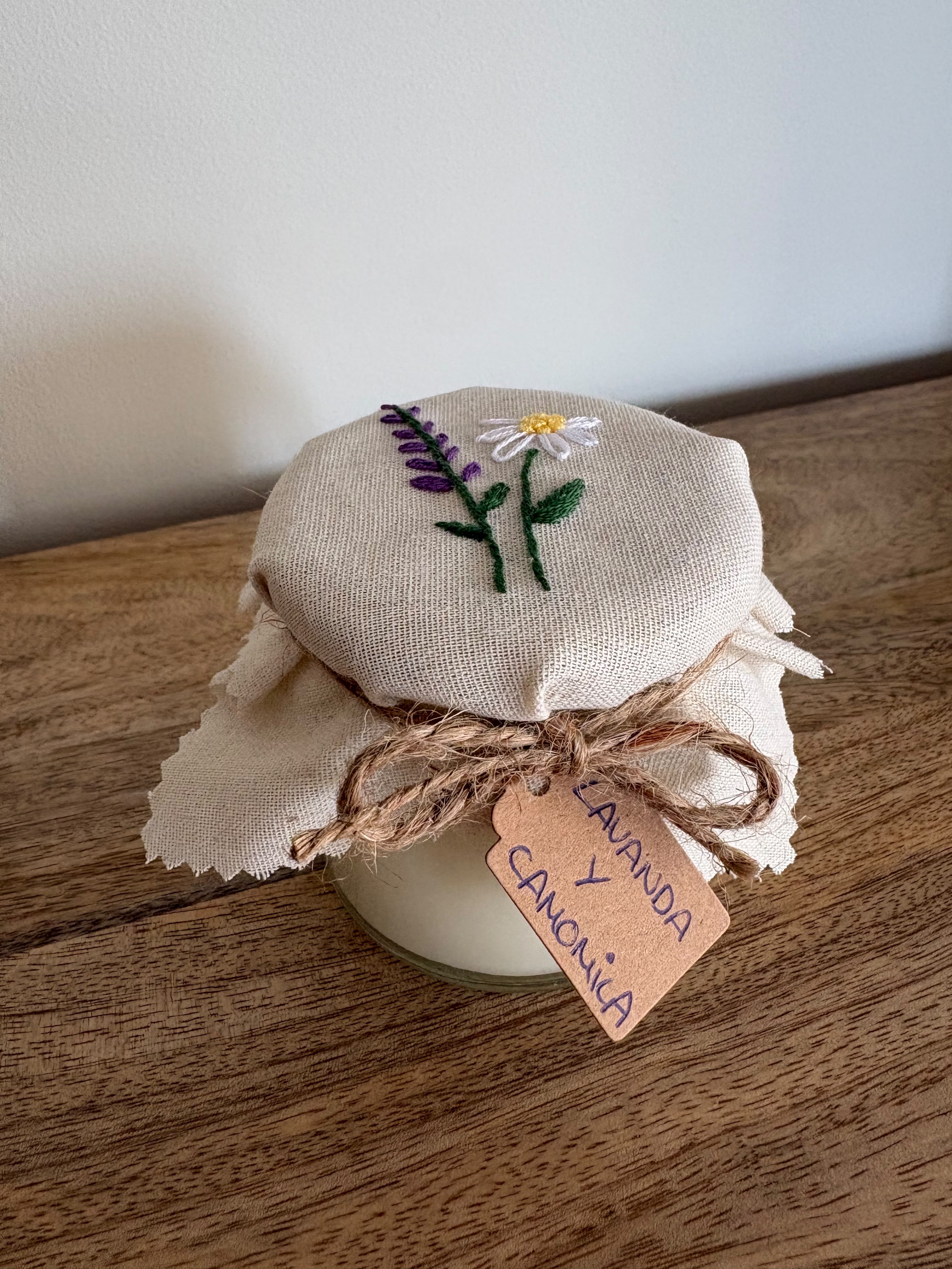 Vela Lavanda y Camomila, con bordado de lavanda y manzanilla a mano